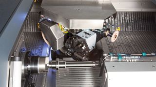 Die vollhydrostatische Mikroturngrind 1000 verfügt über eine B-Achse, die optional Platz für einen Revolver mit 8 festen VDI 30 Werkzeugaufnahmen, eine Aussenschleifspindel mit Ø 300 mm Schleifscheibe und eine Innenschleifspindel bietet.  (Danobat)