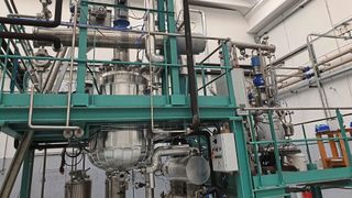 Derzeit werden die ersten Modellanlagen aufgebaut mit dem Kernstück der gr3n-Technologie dem patentierten Mikrowellenreaktor, der den Depolymerisationsprozess einleitet. (Bild: gr3n)