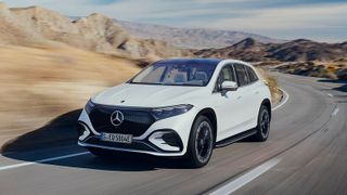 Die Reichweite der EQS SUV Varianten liegt laut Hersteller im Bereich von 536 bis 660 Kilometern. (Bild: Mercedes-Benz)
