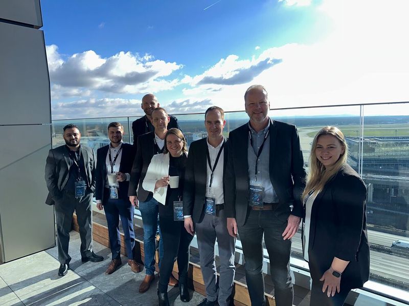 (v. l.) Abdullah Bahich (Samsung), Filip Koczorowski (OTTO), Tom Kompes und Patrick Küpper (Littlebit), Corinna Leisten (S&K), Michael Puls (Littlebit),Markus Endejan und Serena Brumann (Office Partner) wollen unbedingt einen Flieger starten sehen. (Bild: Vogel IT-Medien )