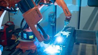 Dank der zwei High-End-Roboteranlagen von Kuka kann Hase nun bis zu 25.000 Öfen im Jahr produzieren – zuvor waren es maximal 15.000.  (Bild: Kuka)