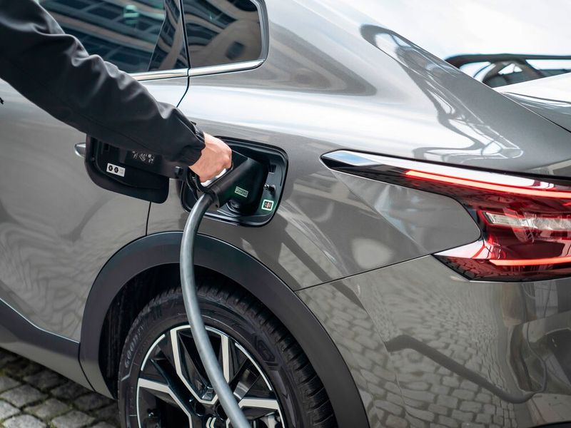 Kommt man mit annähernd leerem Tank an eine Schnellladesäule, lässt sich zwischenzeitlich mit über 100 kW nachladen. (Bild: Citroën)