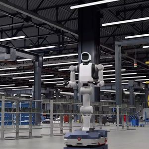 Agile Robots, Audi, Dassault Systèmes und NVIDIA haben auf der NVIDIA GTC Berlin einen Proof-of-Concept vorgestellt, bei dem die Sequenzierung von Bauteilen im Audi Werk Ingolstadt mithilfe mobiler humanoider Roboter automatisiert werden soll. Im Bild: eine simulierte Darstellung. (Bild: Audi AG)
