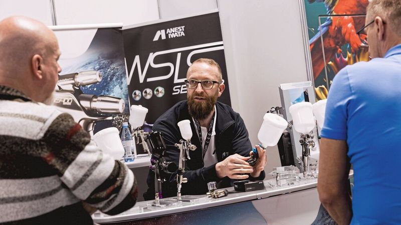 Das kann kein Internet leisten: Produkte bzw. Werkzeuge anfassen und sich haptisch einen Eindruck von ihnen verschaffen. (Bild: Stefan Bausewein)