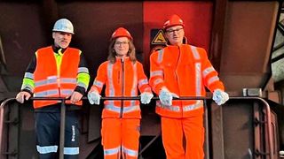 Erster Kohlezug ist im Saarland! Von links: Michael Lux, Leiter Steag-Kraftwerk Bexbach, Sigrid Nikutta, Chefin DB Cargo AG, Vorstand Güterverkehr DB AG, und Oliver Luksic, Parlamentarischer Staatssekretär BMDV, haben ihn in Empfang genommen. (Bild: DB AG)