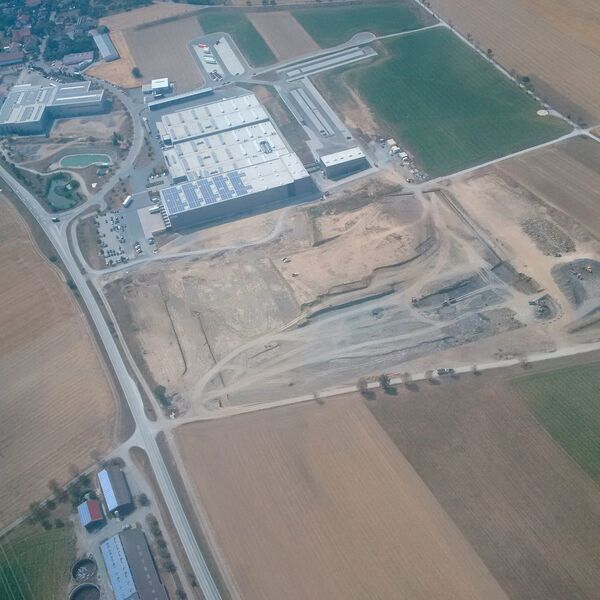 Die Luftaufnahme zeigt, wo das neue Versandzentrum in Hollenbach gebaut wird. Die Inbetriebnahme ist Ende 2016 geplant. (Bild: EBM-Papst)
