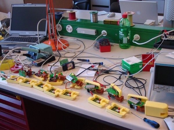 Jedes einzelne Modul des Robo-Salamanders hat seinen eigenen Mikrocontroller, eine Batterie und Motoren, sodass der Roboter problemlos in mehrere Teile getrennt werden kann und dann immer noch funktioniert (Bild: Kostas Karakasiliotis, Biorobotics Laboratory, EPFL)