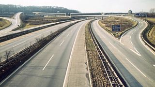 Zum zweiten Mal aufgrund der Ölkrise verhängte der deutsche Staat am 2.12.1973 ein sonntägliches Fahrverbot. Hier ein Blick auf das leere Autobahnkreuz Duisburg-Kaiserberg. (Bild: picture-alliance/ dpa)