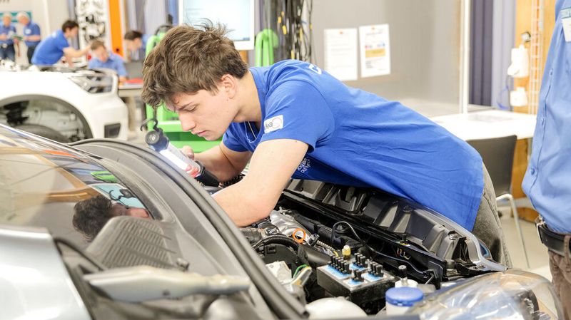 Der dritte Südtiroler Teilnehmer, Meik Zuegg, sucht hier nach den Fehlern im Diesel-Motormanagement eines Peugeots. (Bild: Schmidt - VCG)