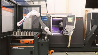 Das Be- und Entladesystem Garant Basic Plus an einer Werkzeugmaschine.  (Bild: SFS Group)