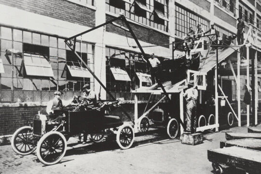 Am Anfang war „Tin Lizzy“: Das T-Modell von Ford war das erste am Fließband produzierte Automobil. Zwischen 1908 und 1927 liefen in den USA mehr als 15 Millionen Exemplare der von allen geliebten „Blechliesel“ vom Band. (Ford)