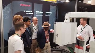 Der Recruiting Day am ersten Messetag beinhaltete unter anderem den gemeinsamen Besuch verschiedener Firmen zum Austausch.  (Bild: Redaktion)