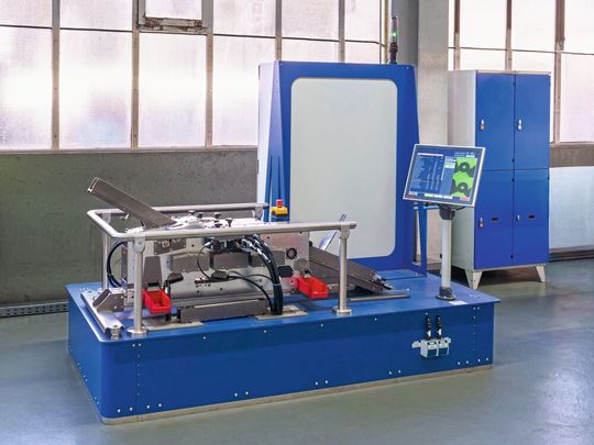 Das Bild zeigt die vollautomatisierte Messanlage für gezogene Edelstahlrohre.(Bild:  Schoeller)