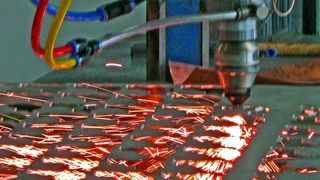 Schneidprozess mit Laserstrahlung: nach der Modernisierung mit deutlich verbesserten Eigenschaften. Bilder: S&F Systemtechnik (Archiv: Vogel Business Media)