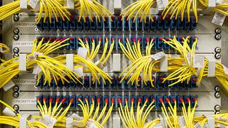 Der Deutsche Commercial Internet Exchange unter dem Dach der DE-CIX Group AG in Frankfurt am Main ist, gemessen am Datendurchsatz, der größte Internet-Knoten der Welt (im Bild: Das Patchpanel der Interconnection-Plattform). (DE-CIX)