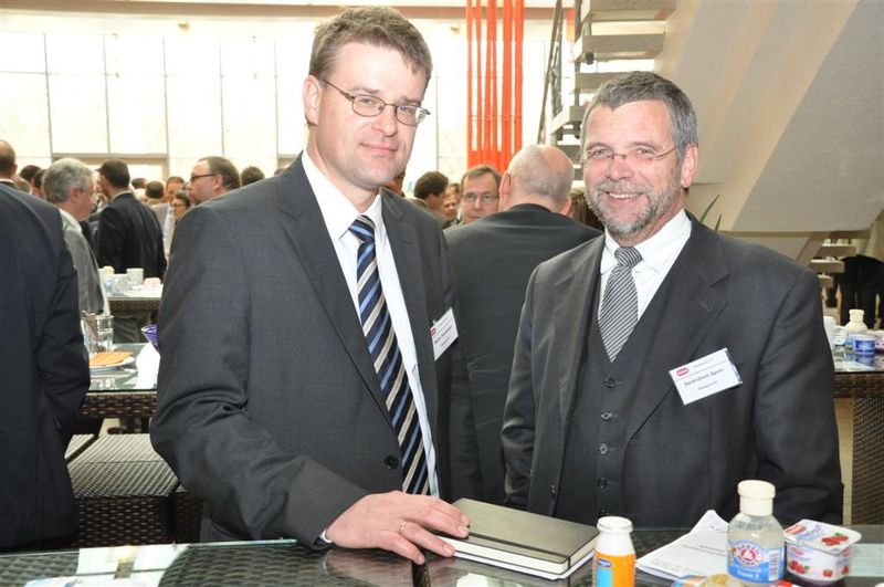 von links: Dr. Stefan Bamberger, Leiter Produktmanagement PCS7 und Dr. Gerd-Ulrich Spohr, Head of Innovation & Technology, beide Siemens Industry Sector  (Archiv: Vogel Business Media)