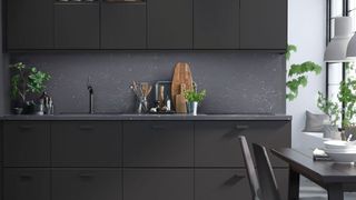 rPET im Haushalt: Die Folie der Ikea-Küchenfront „Kungsbacka“ ist zu 100 Prozent aus recycelten Materialien hergestellt. Aus 25 Halbliter-PET-Flaschen entsteht die schwarze Oberfläche einer 40 cm x 80 cm großen Küchenfront. (Ikea)