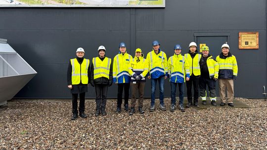 Prof. Martin Gräbner (TU Bergakademie Freiberg), Dr. Peter Seifert (TU Bergakademie Freiberg), Dr. Mario Kuschel (CAC Engineering), Rene Alcaraz Frederiksen (CEO Kassø E-Methanol & Solar Park), Stefan Lorenz (CAC Engineering), Thomas Hornbogen (CAC Engineering), Shingo Takahashi (Mitsui & Co. Deutschland), Henrik Clarson (European Energy), Toshikazu Yamazaki (CCO Solar Park Kassø) vor der E-Methanol-Produktionsanlage in Kassø, Dänemark (Bild:  Jacob Hartwig Larsen)