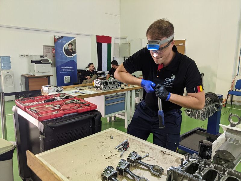 Die Aufgaben zur Motormechanik sind traditionell in der zur Verfügung stehenden Zeit kaum zu schaffen. (Bild: Holzmann)