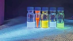 Lumineszenz-Farbstoffe leuchten unter UV-Licht. Eine neue Methode soll hingegen ausschließlich erfolgreich markierte Biomoleküle leuchten lassen. (Bild: Dongchen Du)