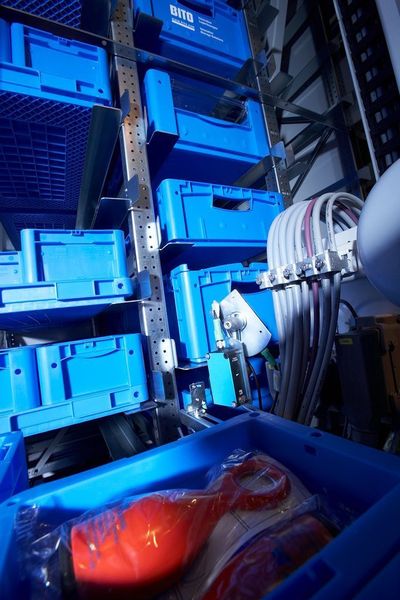 Die Kleinteile-Lagertechnik mit elektronischem Tablarmanagement wird u.a. eingesetzt, um Material für die Produktion oder die Lieferkommissionierung bereitzustellen. (Archiv: Vogel Business Media)