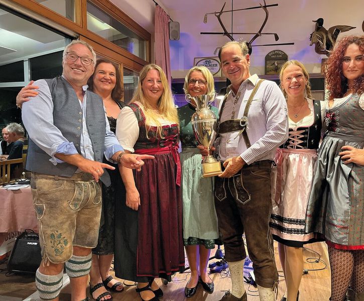 Geschafft! Herbert Fritzenwenger (l.) und Werner Nieberle (3. v. r., IT-BUSINESS) freuen sich mit den Ladies über ein gelungenen Tag und fiebern jetzt schon auf 2023 hin. (Bild: Vogel IT-Medien GmbH)