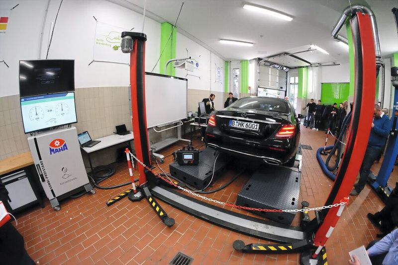 … wird für 10 Sekunden bei 20 km/h konstant gefahren und dann in den Leerlauf abgebremst. (Bild: Zietz/»kfz-betrieb«)