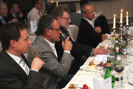 Deftiger Ausklang im Kieler Yachtclub mit Rum. (Archiv: Vogel Business Media)