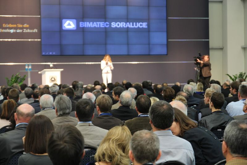 Lady in White: Daniela Vukovic moderiert die Veranstaltung. (Bild: Fouhy)