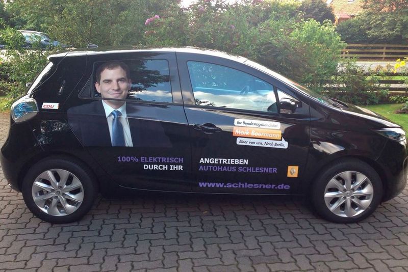 Das Autohaus Schlesner stellt lokalen Politikern für ihren Wahlkampf Renault Zoe zur Verfügung.  (Schlesner)