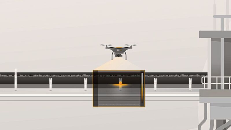 Eine Drohne inspiziert an offenen Streckenabläufen mittels RGB- und Infrarotkamera die Fördergurtanlage.