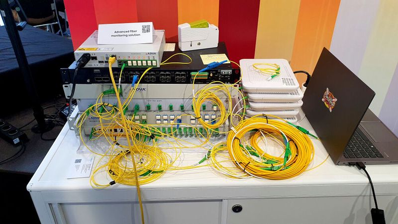 Mit solchen Mess-Aufbauten von ADVA kann man Fehler in Glasfaserleitungen auf den Zentimeter genau lokalisieren. Gesehen auf der ConnectedGermany Ende 2023 in München. (Bild: Harald Karcher)