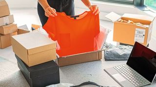 Weil der Onlinehandel bis zu 100 Tage Rückgabefrist gewährt, und das zumeist auch noch kostenlos, quält die hohe Retourenquote insbesondere den Fashion-Bereich. (Bild: ©Maridav - stock.adobe.com)