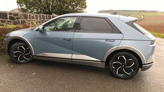 Der Hyundai Ioniq 5 mit Allradantrieb und 77,4-kWh-Batterie (239 kW/325 PS) sowie Uniq- und Assistenzpaket ist mit über 64.000 Euro nicht gerade ein Schnäppchen. Aber zum einen gibt es das Auto derzeit bereits zum Einstiegspreis von 43.900 Euro, zum anderen war der Testwagen mit Vollausstattung unterwegs.  (Bild: Wolfgang Michel – VCG)