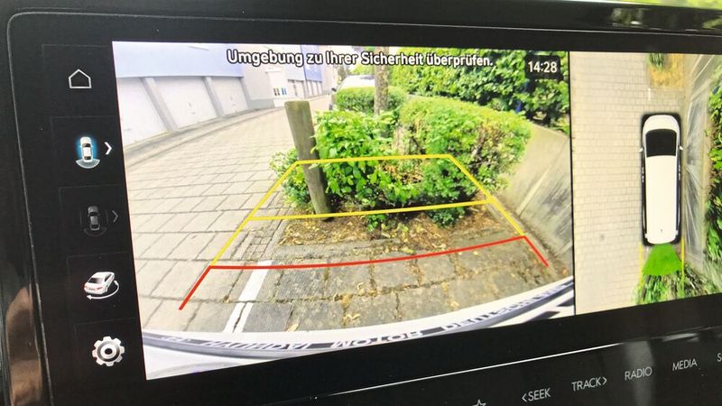 Trotz seiner Fahrzeuglänge von 5,25 Metern lässt sich der Staria dank Kameras leicht einparken. Serienmäßig ist hinten ein Querverkehrswarner an Bord. (Bild: Wolfgang Michel – VCG)