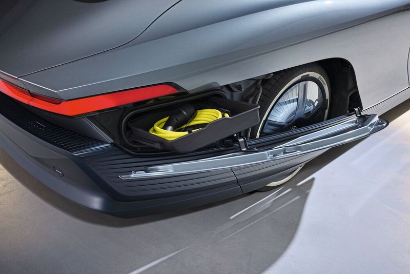 Zusätzlicher Stauraum hinter der Hinterradabdeckung.  (Bild: Volkswagen AG)
