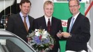 Gewann dank „Castrol Edge and Fans“ einen BMW 118D: Marcel Nissyt (mi.). (Castrol)