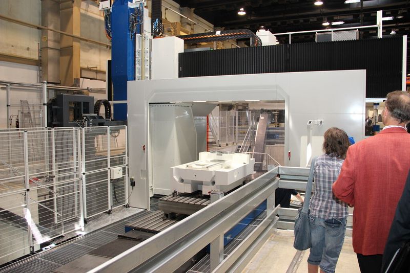 Die neue Präzisions-Portalfräsmaschine 40V fertigt im Probebetrieb bis zu 5000 mm lange Teile. Ausgerüstet ist die Maschine unter anderem mit einem neuen Spindelstock. Nach Abschluss des Probebetriebs geht’s bei Mikromat in den Praxisalltag der spanenden Bearbeitung von Großteilen. (Bild: Kuttkat)