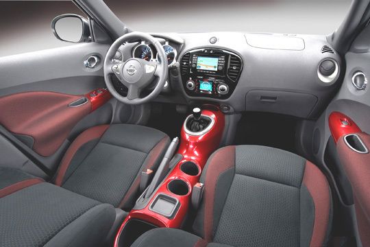 Sportiver Arbeitsplatz: Das Cockpit des Nissan-Neulings ist übersichtlich und aufgeräumt. Etwas störend wirken dagegen die etwas zu aufdringlich geratenen Farbapplikationen. Die Top-Version des Juke verfügt über diverse (aufpreispflichtige) Ausstattungs-Features. Eine davon ist das in der  Mittelkonsole untergebrachte und zentral steuerbare Info-Terminal „Dynanic Control System“. (Archiv: Vogel Business Media)