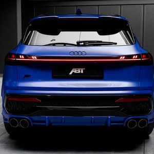 Am Heck setzen vier Endrohrblenden aus Edelstahl mit 102 mm Durchmesser einen deutlichen Akzent.(Bild:  ABT)