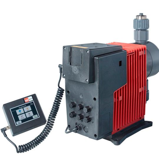 Für einfache, sichere Bedienung sind die Schrittmotor-Membrandosierpumpen Memdos Smart mit einem vollfarbigen 3,5´´-Touchscreen ausgestattet.(Bild:  Lutz-Jesco)