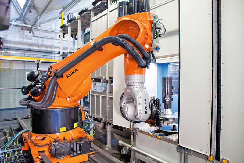 Ein Kuka-Roboter aus der KR-Fortec-Serie verbindet vier Bearbeitungszentren beim Maschinenfabrikanten Merz. (Kuka)