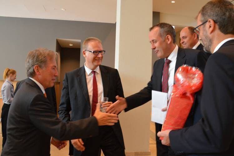 Anthony Bandmann, Sprecher der Geschäftsführung der Volkswagen Bank (3.v.l.), überbrachte Dirk Weddigen von Knapp, Vorstandsvorsitzender des Volkswagen- und Audi-Partnerverbandes, Grüße im Namen des konzerneigenen Finanzdienstleisters. (Foto: Achter)
