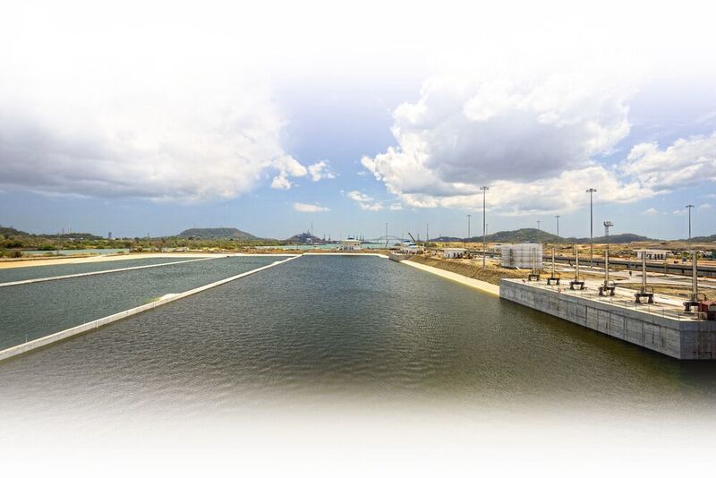 Seit Juni 2016 sind der Ausbau des Panama-Kanals sowie der Neubau von zwei Schleusen mit Sparbeckenfunktion abgeschlossen. Nun dürfen Schiffe mit einer Länge von bis zu 366 m und einer Breite bis zu 49 m diese kürzeste Verbindung zwischen Ost- und Westküste Nordamerikas passieren.  (Rolf NACHBAR)