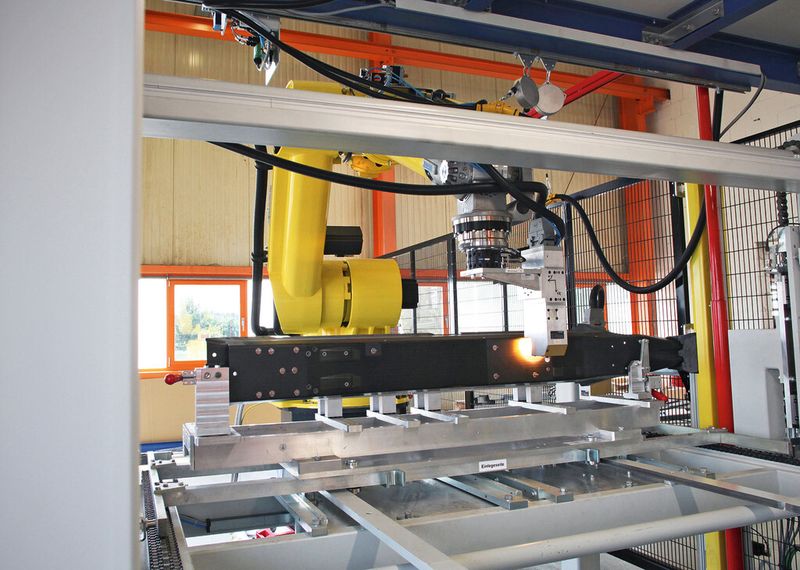 Hier präsentiert sich der Roboter wieder beim Bolzenkleben, wobei er das Bauteil gerade an der Bolzenposition erwärmt. (Bild: Reis)