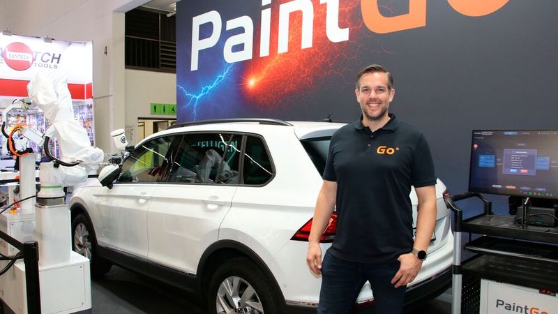 Die Anlage Paint Go führt schienengesteuert einen Lackierroboter um das Fahrzeug und kann an jedem Bereich Lackmaterial applizieren, erklärt Geschäftsführer Deutschland Bodo Büscher. (Bild: Jürgen Klasing)