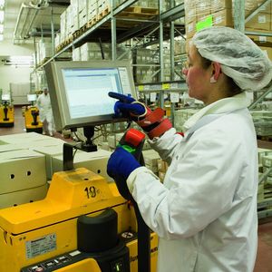 Der Noax-Industrie-PC montiert auf einem Hubwagen.