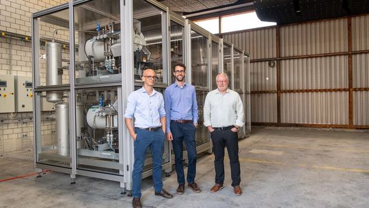 Die Köpfe hinter der innovativen Methanisierungsanlage der Empa: (v.l.n.r): Jürg Ardüser, Florian Kiefer, Christian Bach.(Bild:  Marion Nitsch/ Empa)