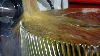 Tonnenschwer und ein Tausendstel Millimeter genau geschliffen: Stelter-Großzahnräder in Automotive-Qualität.  (Bild: Innomedia)