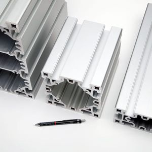 Schwerlastprofile aus Aluminium von RK Rose+Krieger (Baugrößen von li. nach re.: 320 × 160, 160 × 160 und 80 × 160) überzeugen durch ihre hohen Biege- und Torsionssteifigkeiten bei geringem Gewicht.